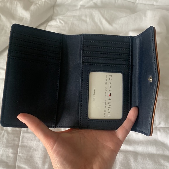 Women’s Tommy Hilfiger wallet - Picture 3 of 3